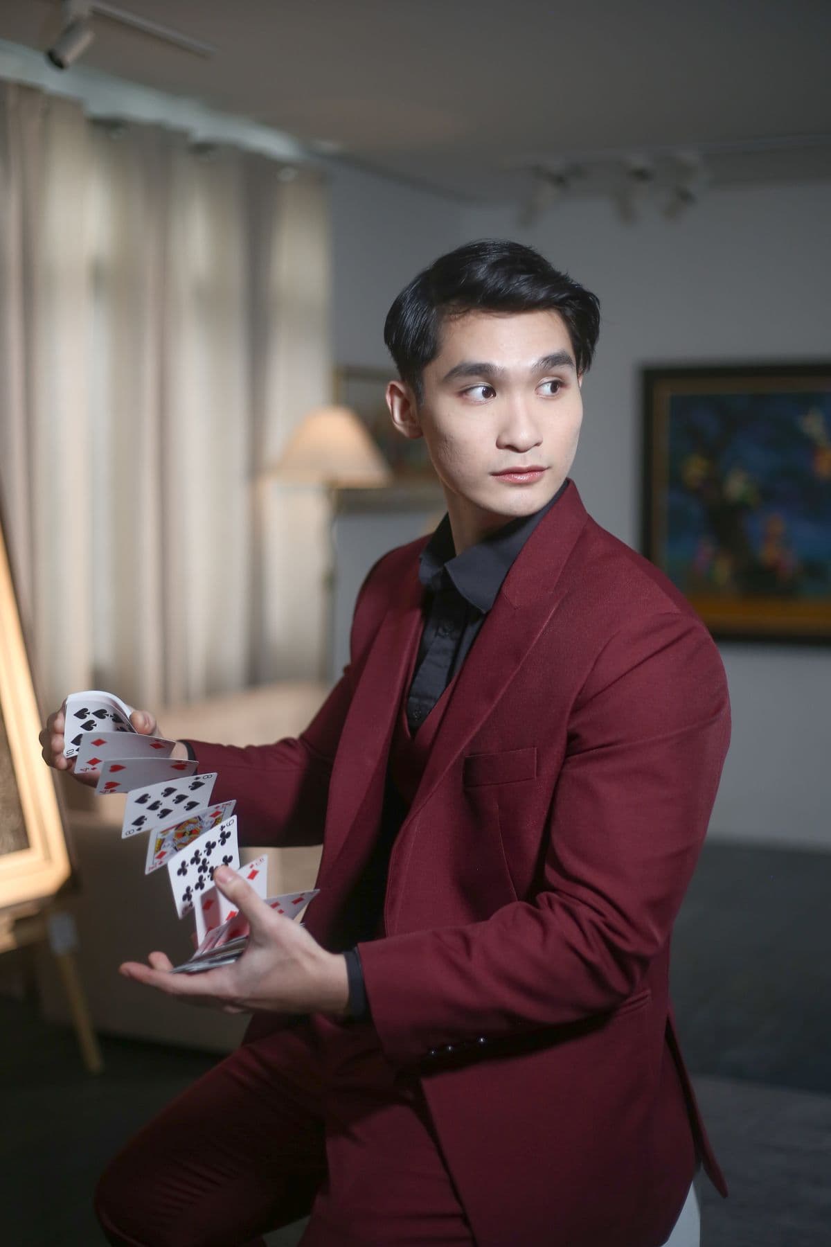 Ralph Tee performing close-up card magic